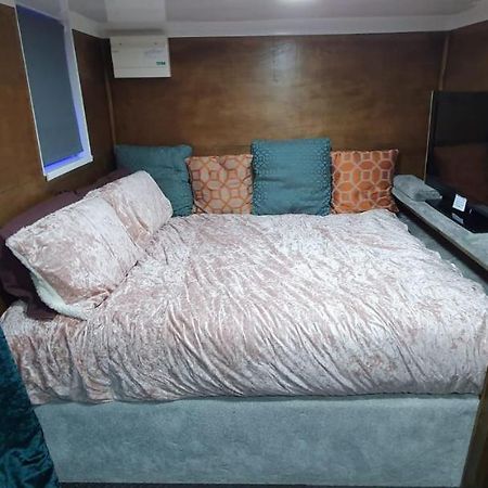 Adorable Private Suite With Free Street Parking Лестър Екстериор снимка