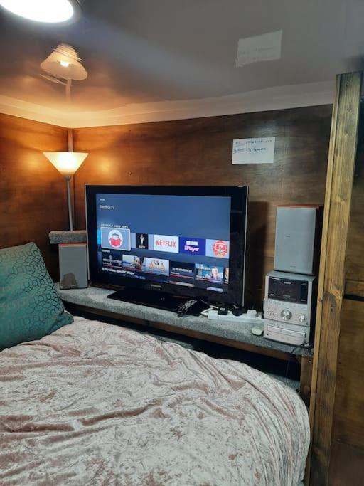 Adorable Private Suite With Free Street Parking Лестър Екстериор снимка