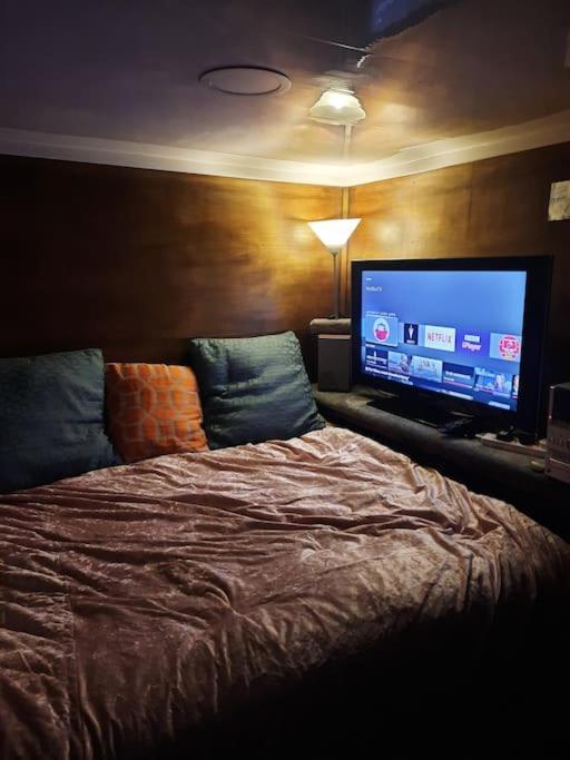 Adorable Private Suite With Free Street Parking Лестър Екстериор снимка