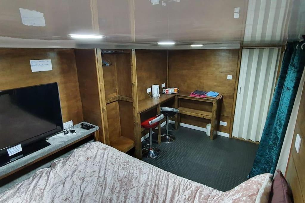 Adorable Private Suite With Free Street Parking Лестър Екстериор снимка